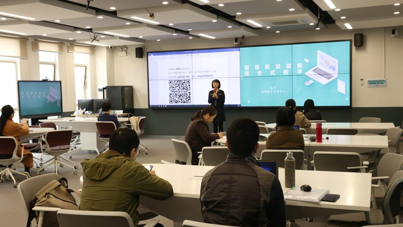 叉车操作后，应及时进行清洁和保养，以延长叉车的使用寿命。具体包括：